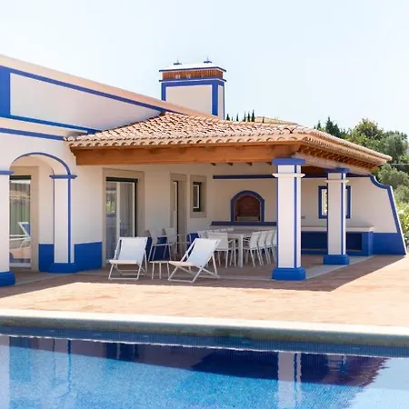 فيلة Sleeps 8 With Pool And Air Con Malhadais