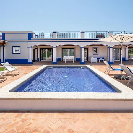 Sleeps 8 With Pool And Air Con فيلة
