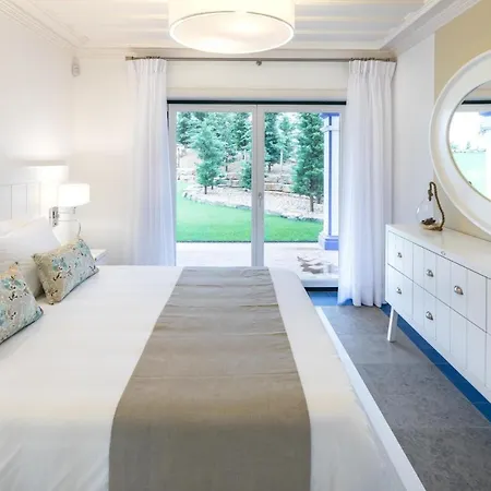 Sleeps 8 With Pool And Air Con *
