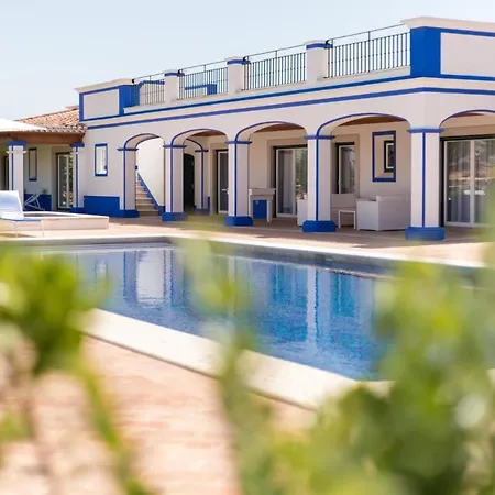 Sleeps 8 With Pool And Air Con *