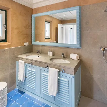 Sleeps 8 With Pool And Air Con * Malhadais