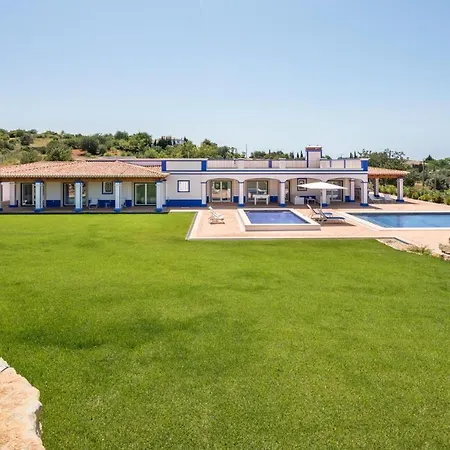 Βίλα Sleeps 8 With Pool And Air Con Malhadais