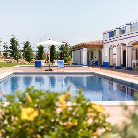 Sleeps 8 With Pool And Air Con