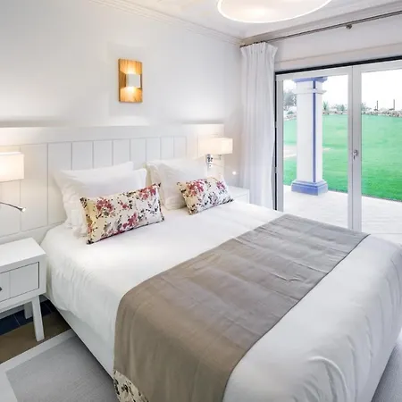 Sleeps 8 With Pool And Air Con *