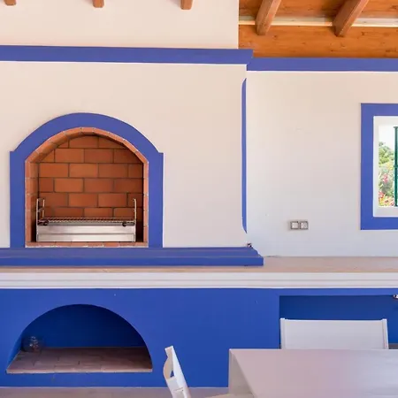Βίλα Sleeps 8 With Pool And Air Con